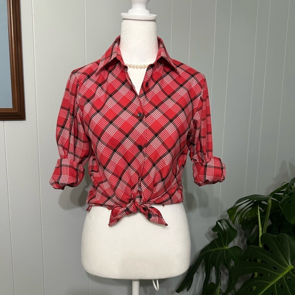🌺Wrinkle Free red, black, white plaid button down shirt excellent condition.